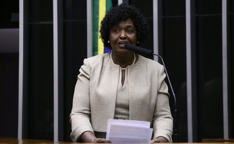 Benedita da Silva vai presidir comissão especial sobre a ‘PEC da Reparação’ à população negra