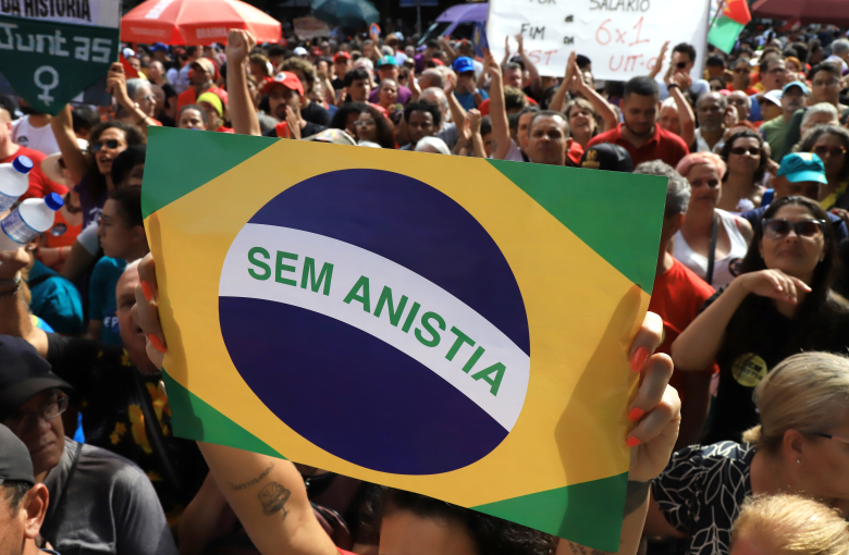 Manifestantes contrários ao pedido de bolsonaristas de anistia geral e irrestrita
