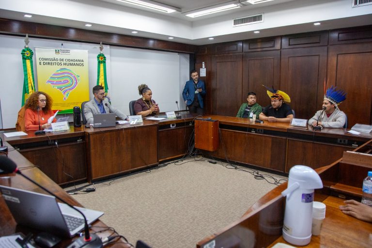Comissão de Direitos Humanos recebe kaingangs após denúncia de violência policial em Canela