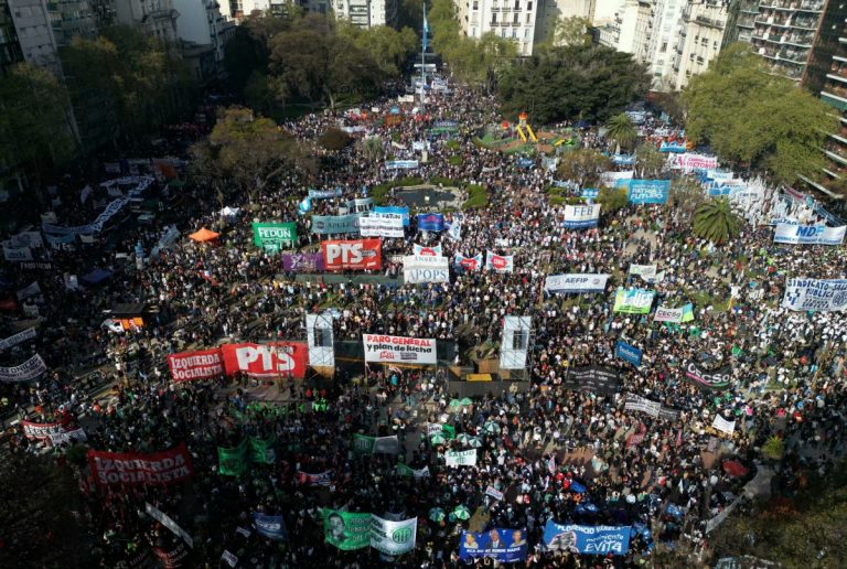 Milei sofre derrotas pesadas no Congresso em dia de marcha de universitários na Argentina