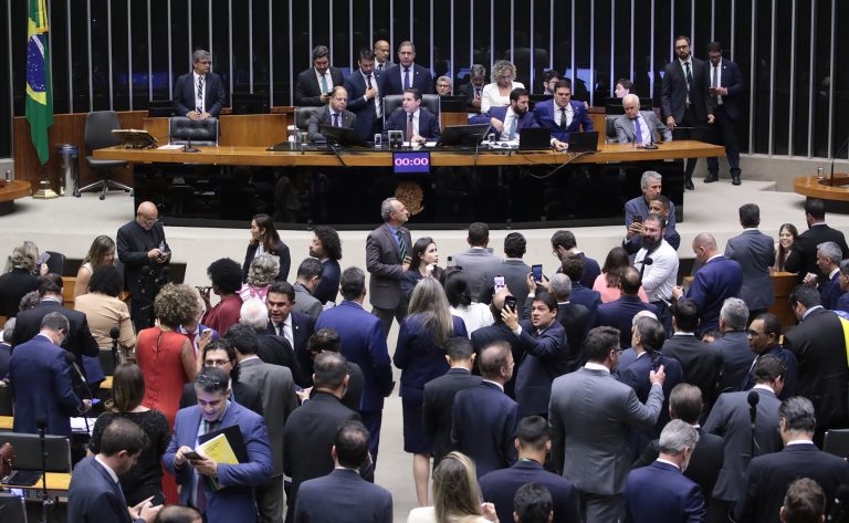 De costas ao interesse nacional, Motta pauta anistia e ignora isenção de Imposto de Renda