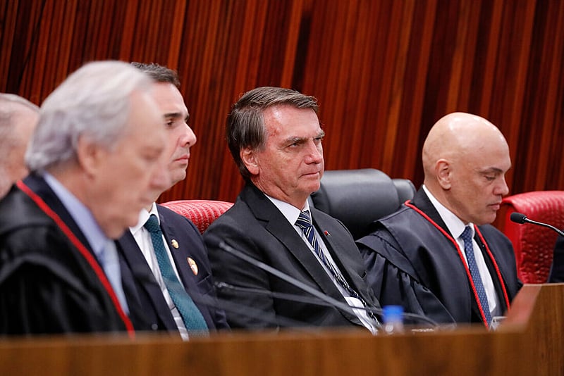 Ex-presidente Jair Bolsonaro (PL) em meio a ministros do STF em julgamento da trama golpista