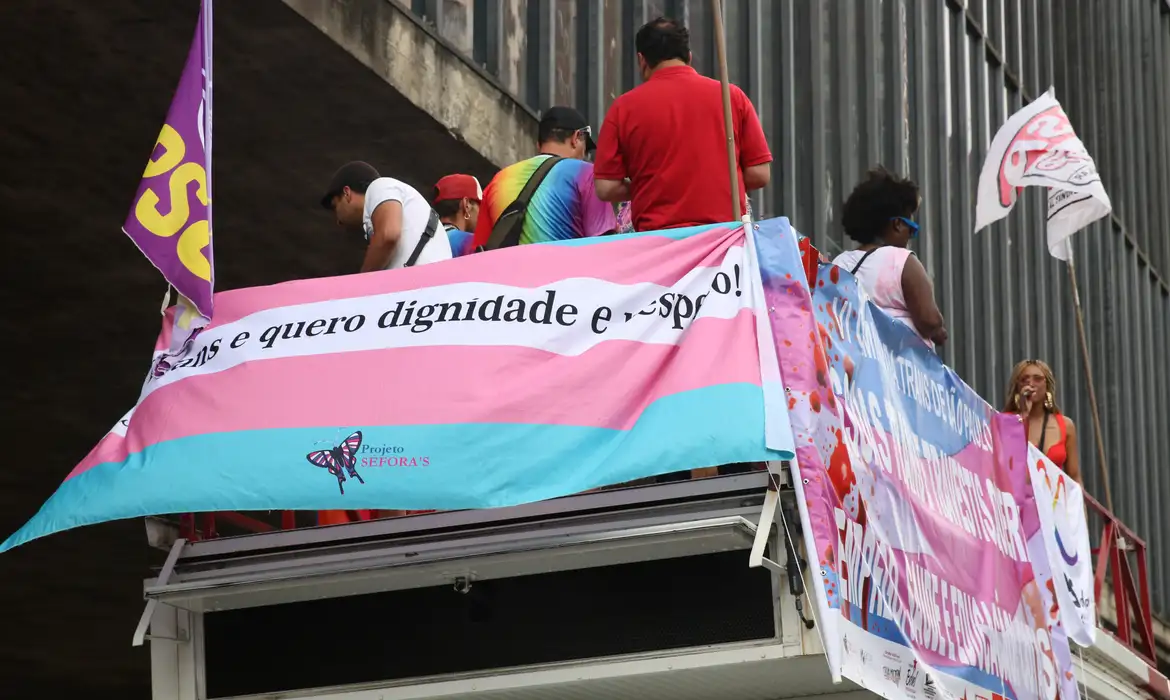 8ª Marcha do Orgulho Trans reúne participantes no Largo do Arouche, em São Paulo, em defesa dos direitos da população trans