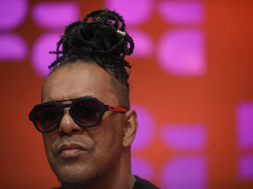 Com mais de 30 anos de carreira no rap, GOG tem uma dezena de álbuns publicados e é gestor do espaço sociocultural Casa GOG