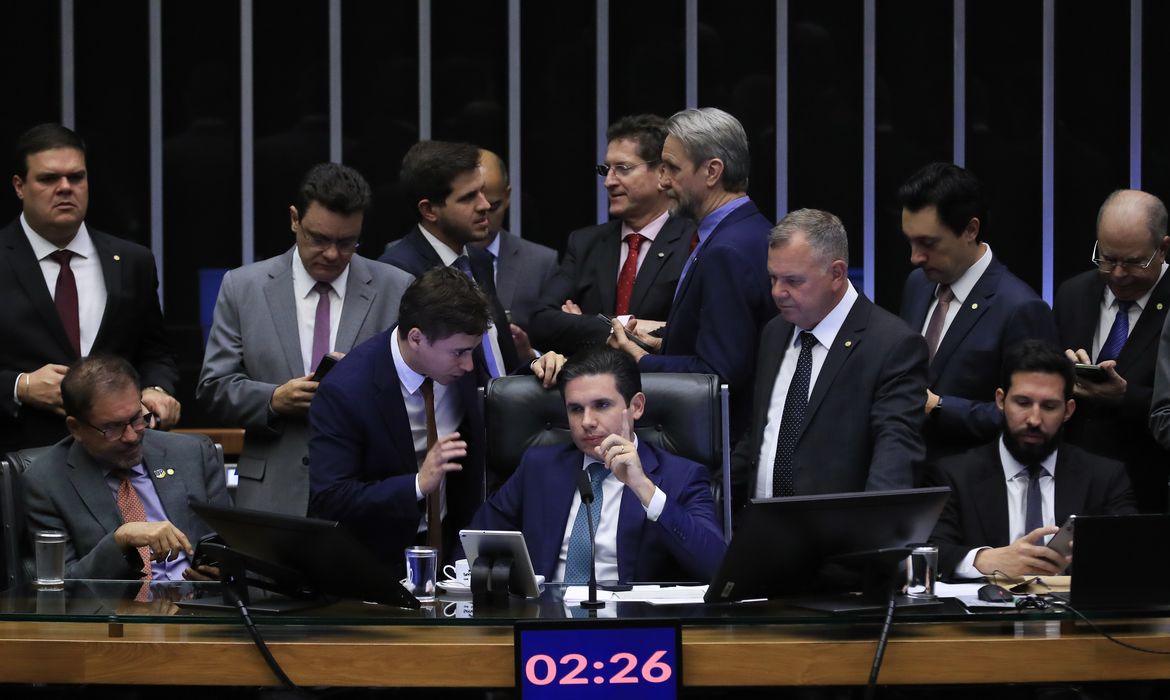 Plenário da Câmara aprovou, nesta terça-feira (16), texto-base da PEC da Blindagem, que limita abertura de ações contra parlamentares