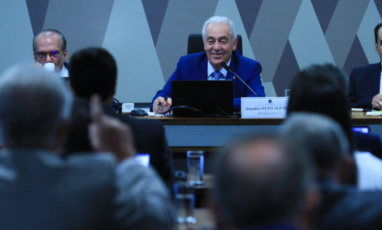 Após protestos nas ruas, CCJ do Senado enterra PEC da Blindagem com rejeição unânime