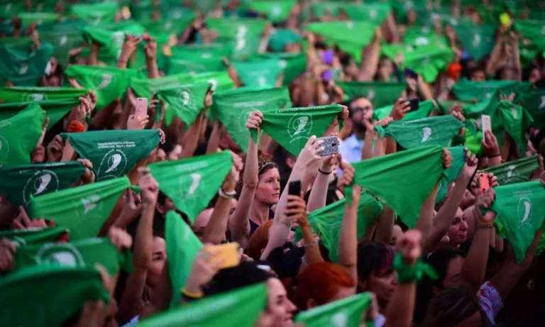 Profissionais da saúde repudiam decreto que dificulta direito ao aborto de crianças violentadas