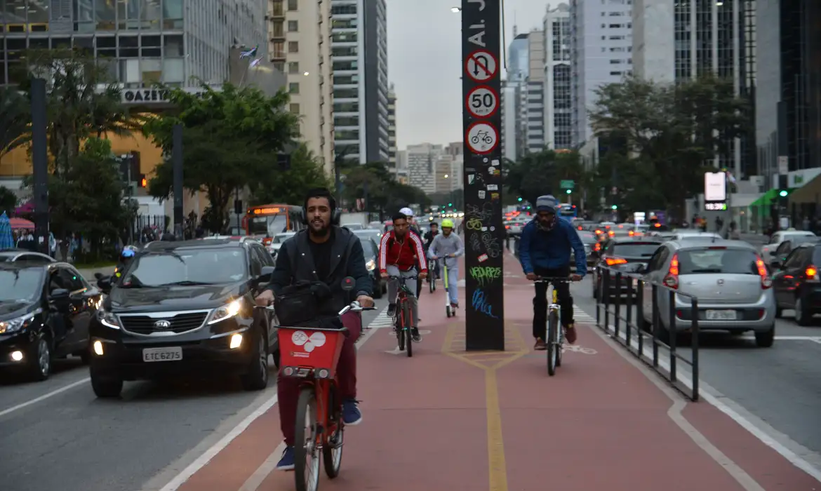 Ciclistas percorrem ciclovia em São Paulo; cidade tem 778 km de vias com tratamento cicloviário permanente, mas desafios de segurança e acolhimento ainda persistem