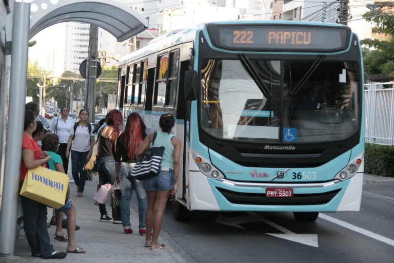 Passageiros são surpreendidos com a suspensão de 25 linhas de ônibus na capital cearense