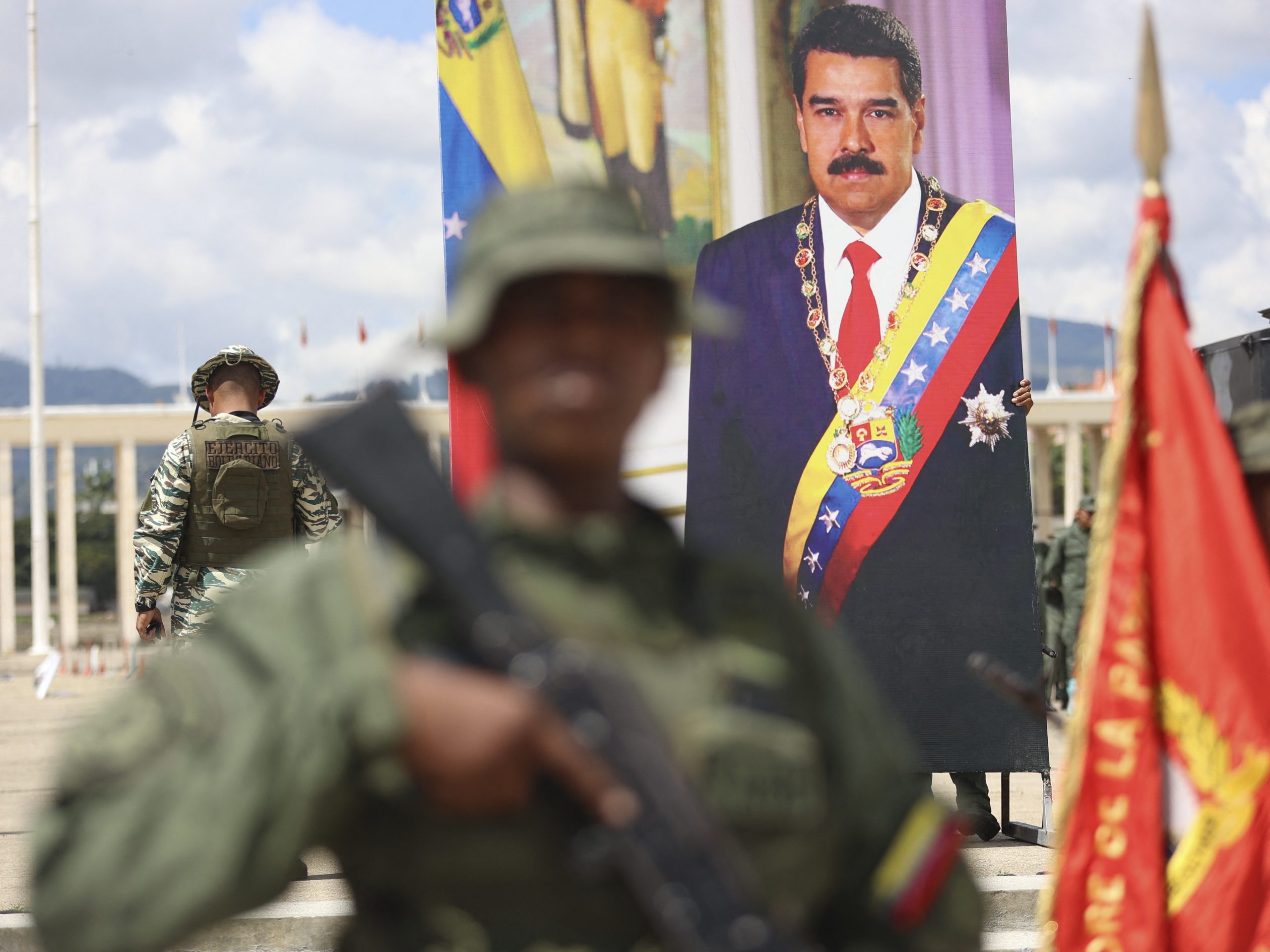 20 tanques circularam por Caracas no sábado (20) levando militares para as comunidades para treinamento de milicianos