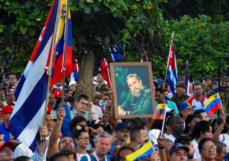 Mais de 50 mil cubanos se mobilizam em apoio à Venezuela