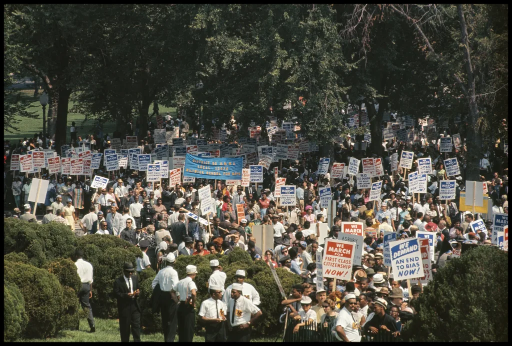 Fotografias retratam a vida cotidiana, as manifestações políticas e figuras de destaque, como Malcolm X, Martin Luther King e Muhammad Ali