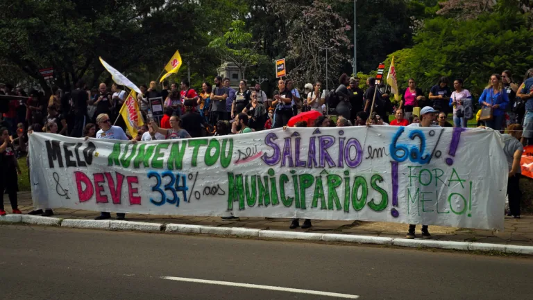 Quando o mercado toma a escola: neoliberalismo e resistência em Porto Alegre