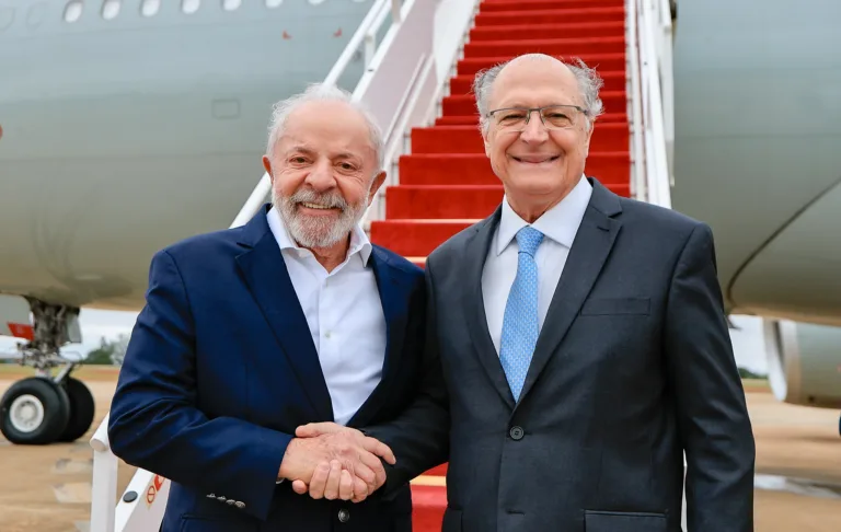 Lula deixa indicação ao STF para depois de viagem à Ásia 