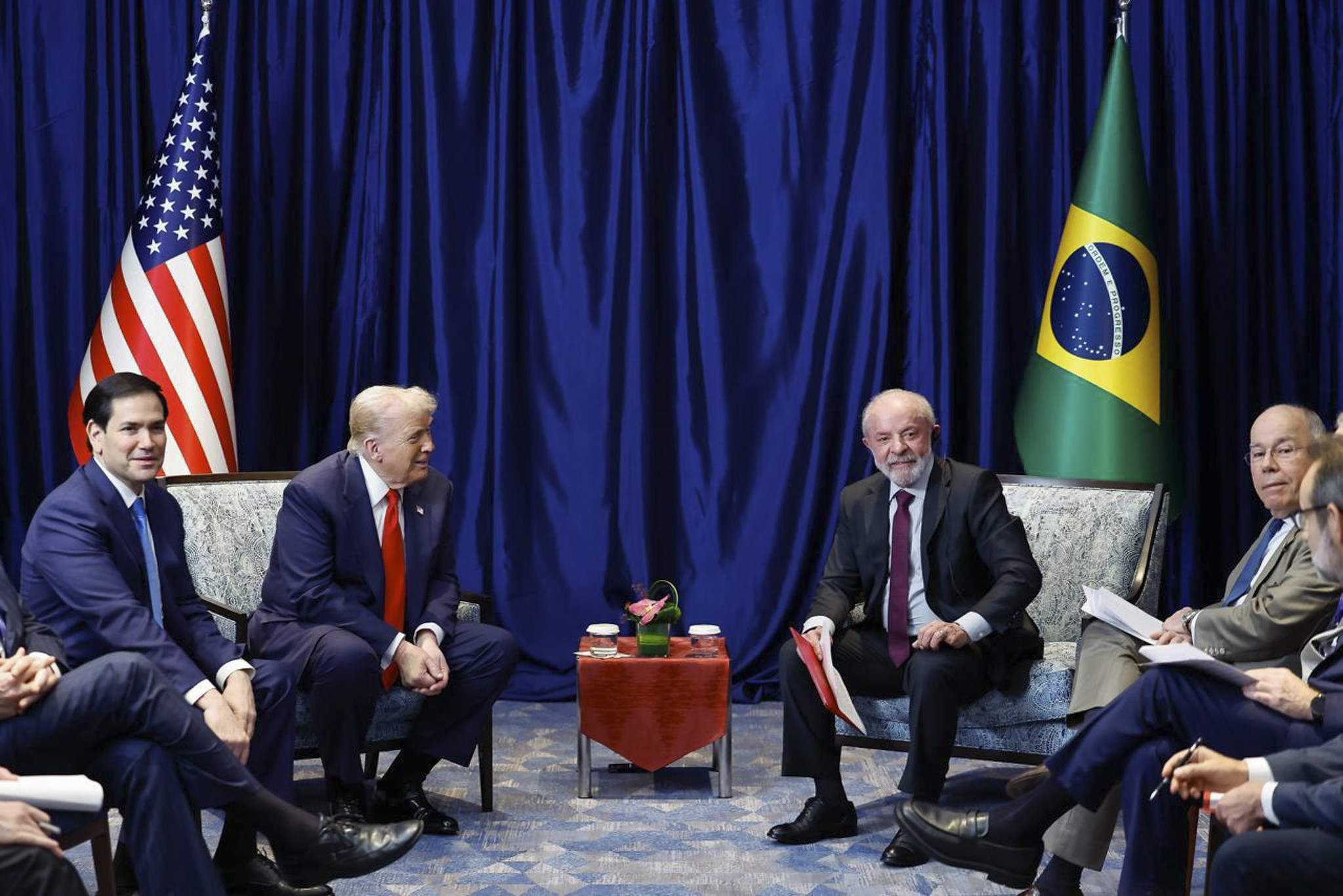 Após reunião Lula-Trump, negociações para suspender tarifaço seguem neste domingo (26)