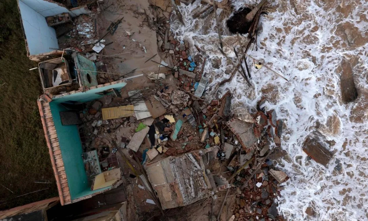 Casas destruídas pelo mar em Atafona, distrito de São João da Barra, no norte do Rio de Janeiro