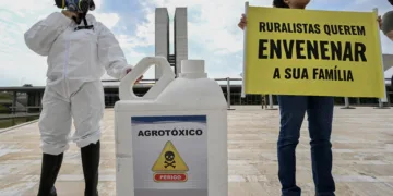 Protesto em frente ao Congresso Nacional, durante votação da nova lei de agrotóxicos, que deu poderes extras ao Ministério da Agricultura e Pecuária para a liberação de venenos