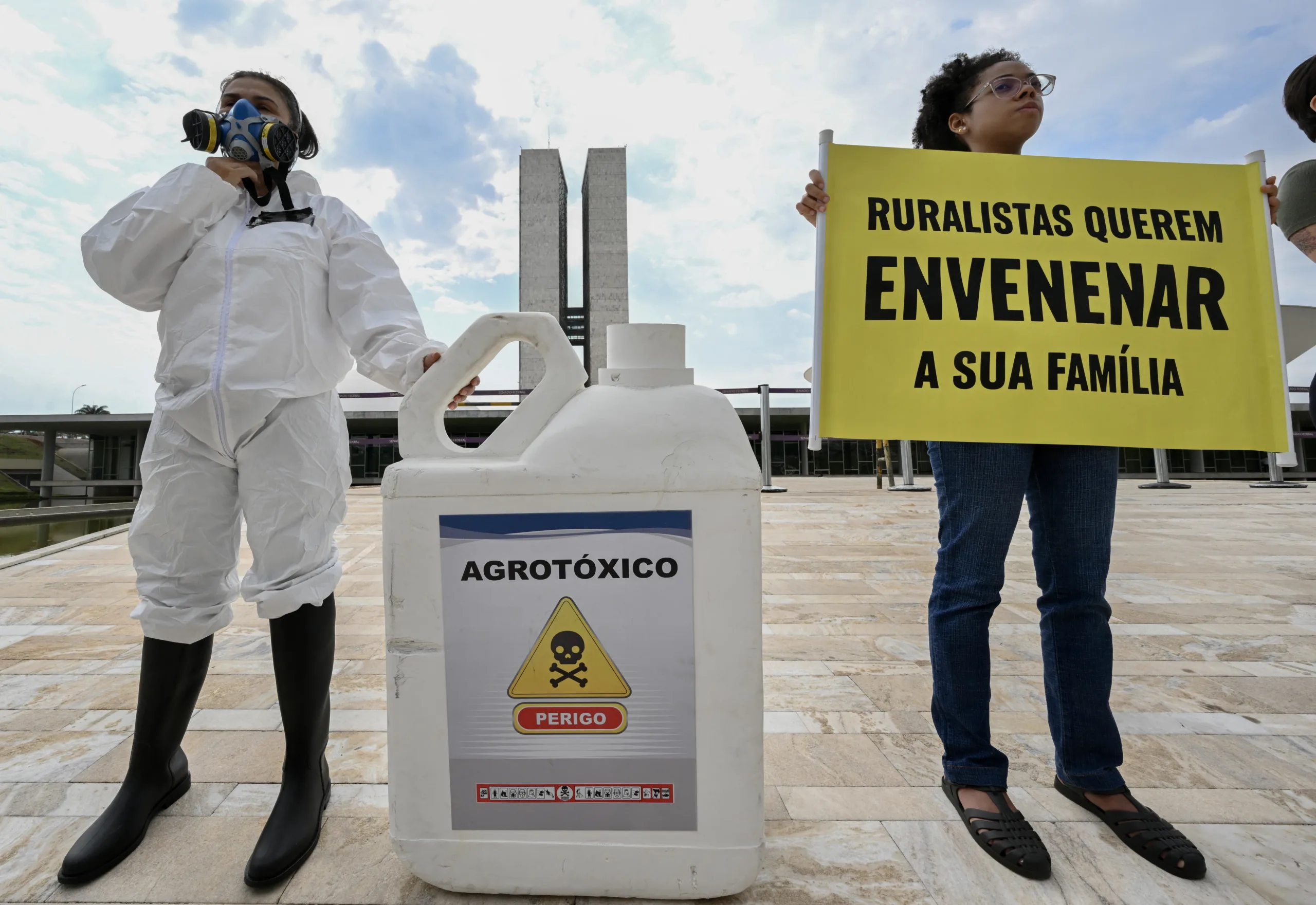Protesto em frente ao Congresso Nacional, durante votação da nova lei de agrotóxicos, que deu poderes extras ao Ministério da Agricultura e Pecuária para a liberação de venenos