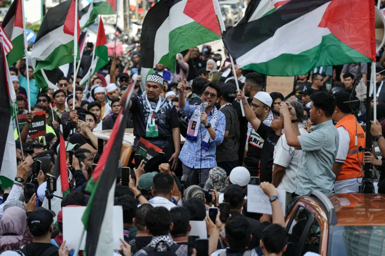 Mundo registra protestos após Israel sequestrar barcos rumo a Gaza; Brasil condena ação