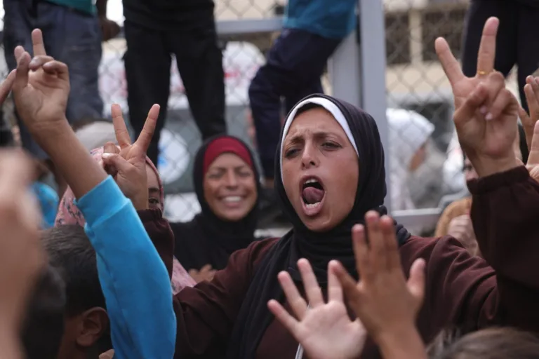 Primeira fase do acordo de paz com Hamas foi assinado, diz Israel;  ajuda chega em Gaza