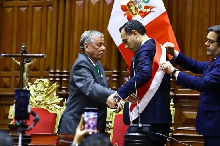 Congresso do Peru afasta a presidente Dina Boluarte; chefe do parlamento assume a presidência