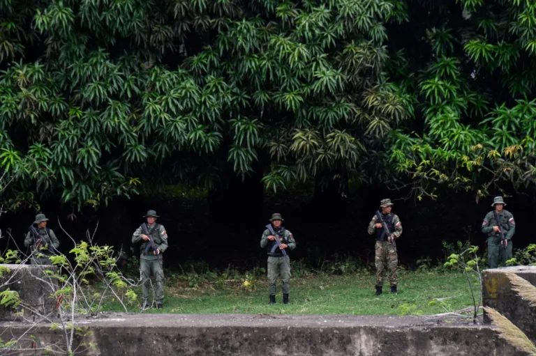 Venezuela se prepara para possível ataque dos EUA armando o povo e reforçando fronteiras