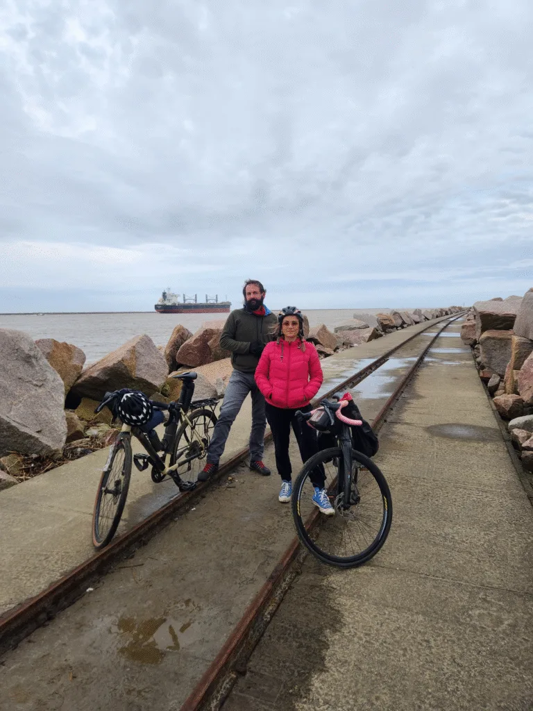 Jornalistas percorrem de bicicleta o trajeto das enchentes e transformam expedição em livro