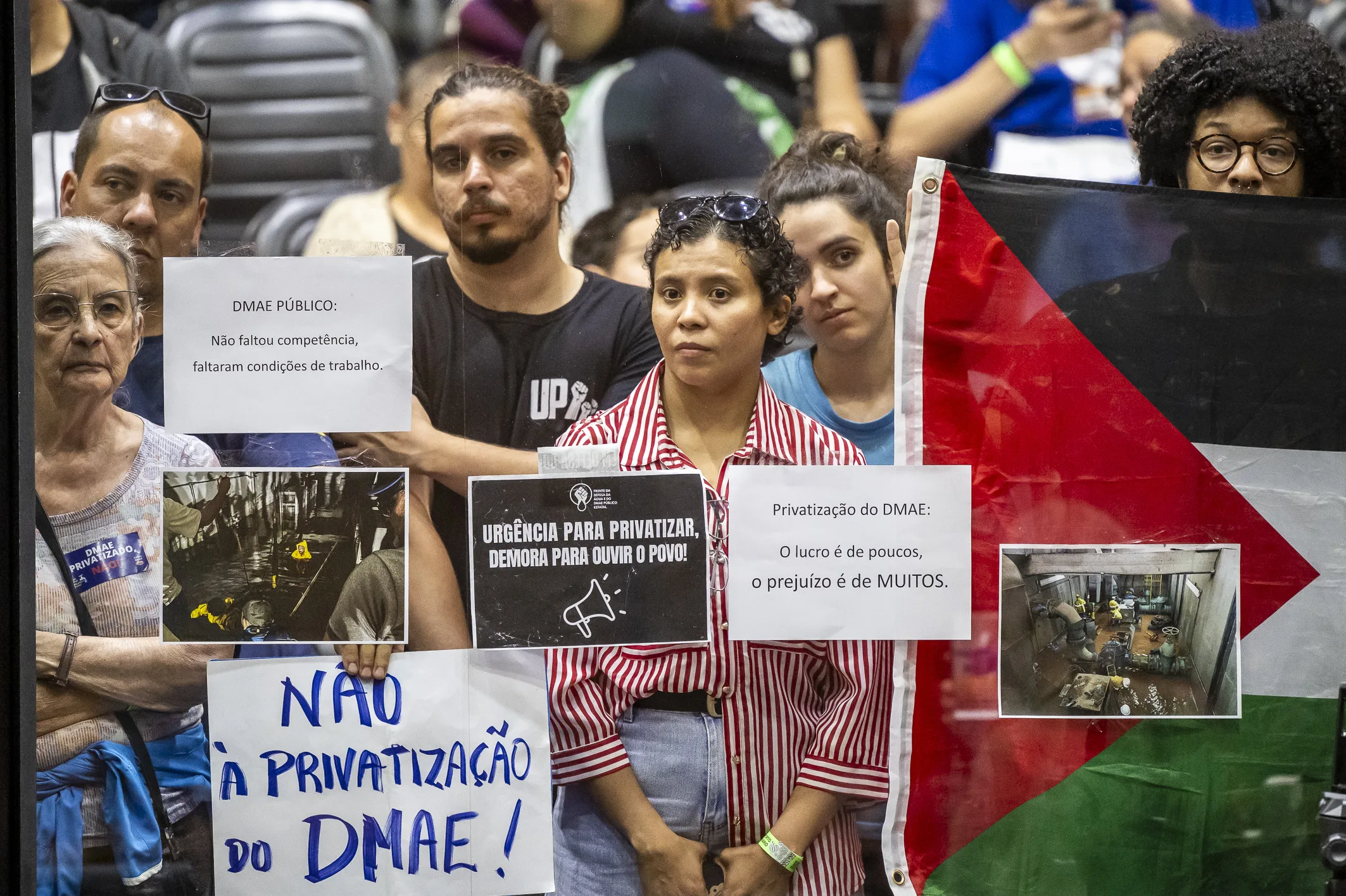 Manifestantes lotaram as galerias da Câmara durante a votação que autorizou a concessão parcial do Dmae