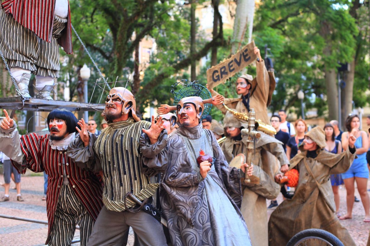 Ói Nóis Aqui Traveiz faz do teatro uma ferramenta de ativismo político e social