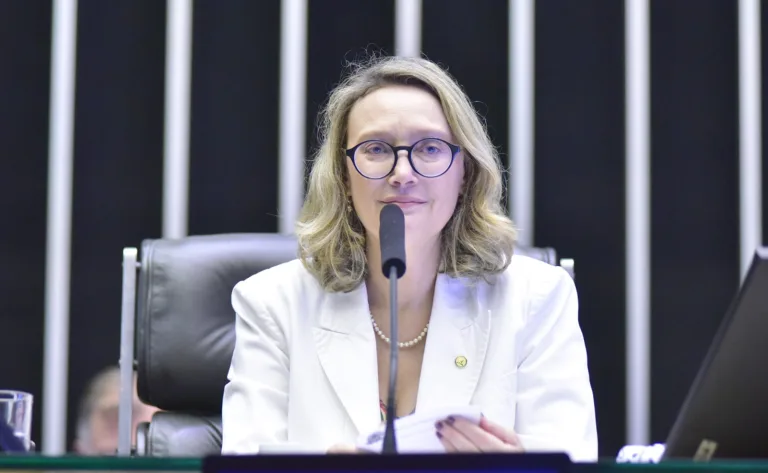 Base governista na Câmara quer fim da escala 6x1 como prioridade, diz Maria do Rosário