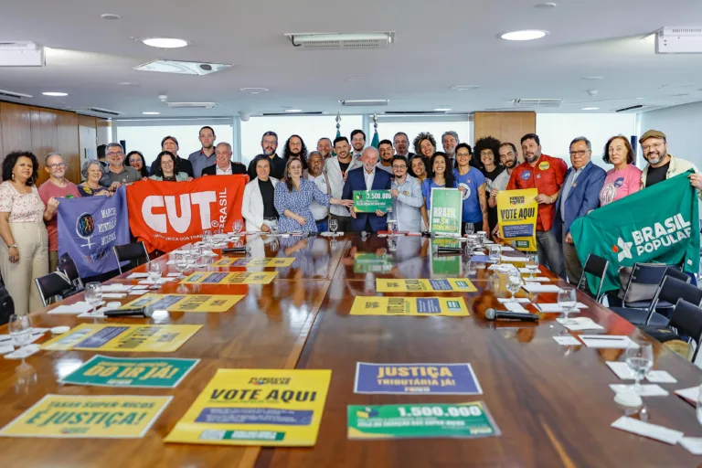 Movimentos populares entregam a Lula resultado do Plebiscito Popular com 1,5 milhão de votos
