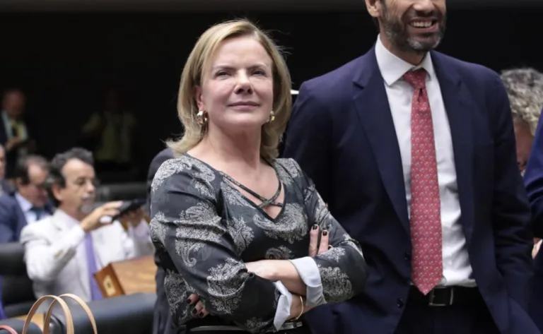 Aprovação da isenção de IR na Câmara 'inicia justiça tributária no Brasil', diz Gleisi Hoffmann