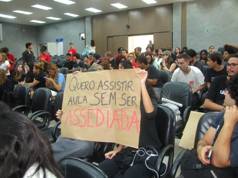 Alunas denunciam assédio sexual e pedem afastamento de professor da Unesp em SP