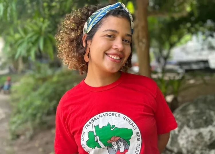 Debater memória, verdade e justiça é essencial à democracia e ao futuro, diz Maíra do MST