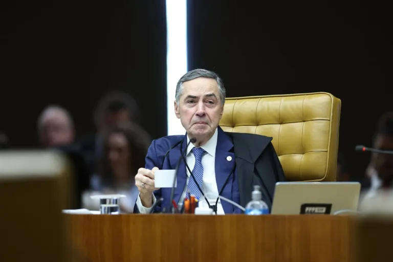 Em discurso emocionado, Barroso anuncia aposentadoria antecipada do STF; AGU é cotado para vaga