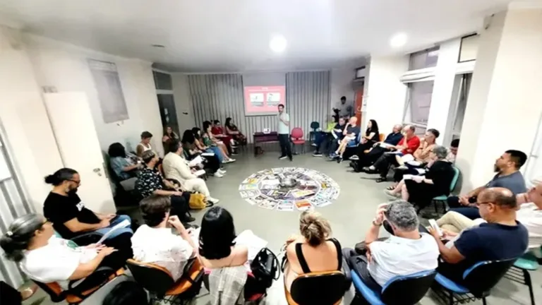Curso gratuito 'Vozes e Territórios' promove formação em comunicação popular em Porto Alegre