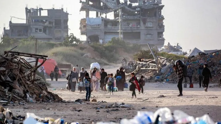 Palestinos entre escombros de Gaza. Entrevistados alertam que cessar-fogo mantém tutela estrangeira e não desmonta estrutura colonial da ocupação.