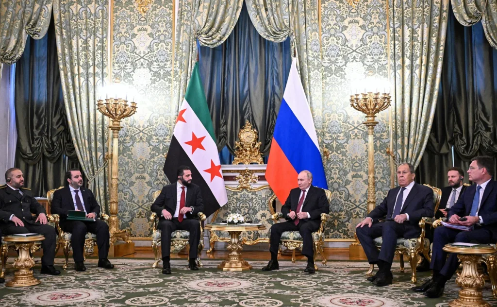 Vladimir Putin se reuniu no Kremlin com o presidente da República Árabe Síria, Ahmed al-Sharaa, que realizou uma visita oficial à Rússia