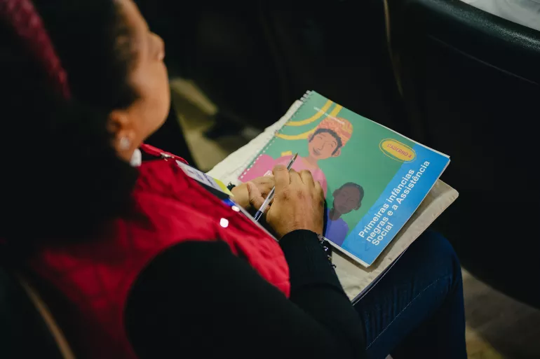 Estratégia PIA, do Unicef, promove formações e materiais sobre práticas antirracistas na primeira infância
