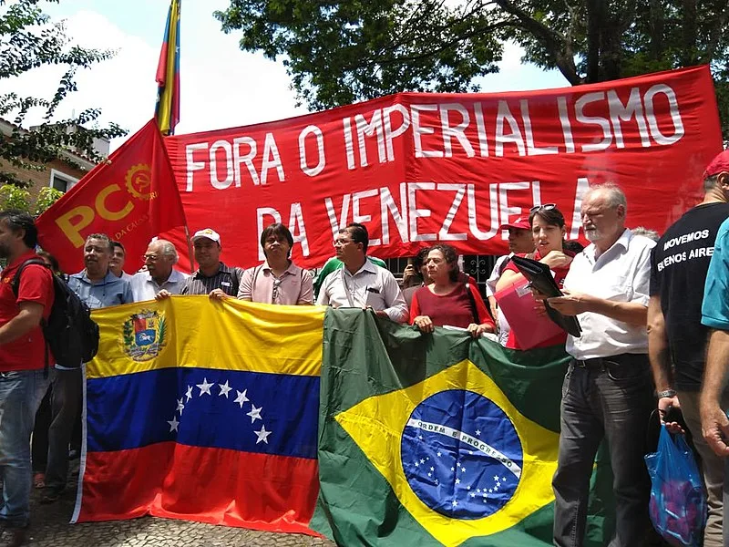 João Pedro Stédile (de branco, à direita) esteve em Congresso Mundial em Defesa da Madre Tierra, realizado em Caracas (Venezuela), que reuniu delegações de 65 países em solidariedade ao povo venezuelano