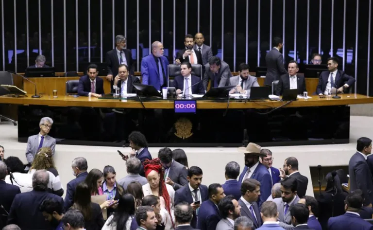 Deputados de direita do DF votam contra taxação de bets, bancos e milionários