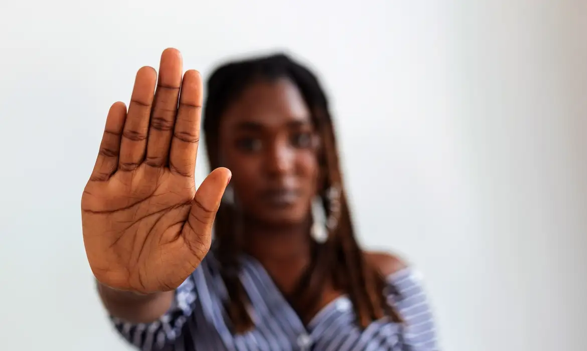 A violência contra as mulheres em dados: os desafios das raízes privadas do ódio misógino