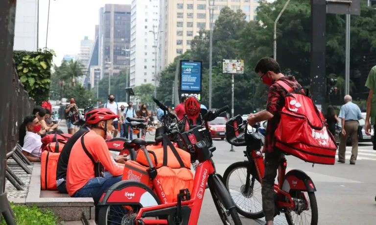 Governo sugere transparência, taxas maiores e pontos de apoio para motoristas de aplicativos 