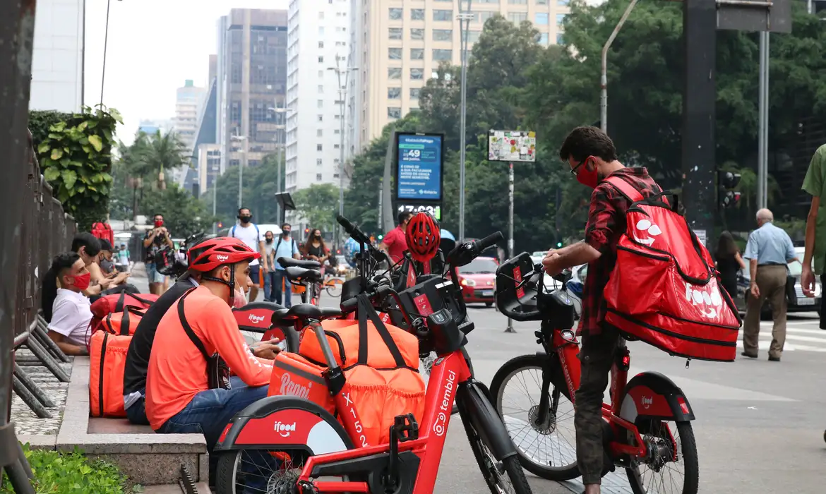 Motociclistas e entregadores enfrentam rotina de longas jornadas e alto índice de acidentes de trânsito no país