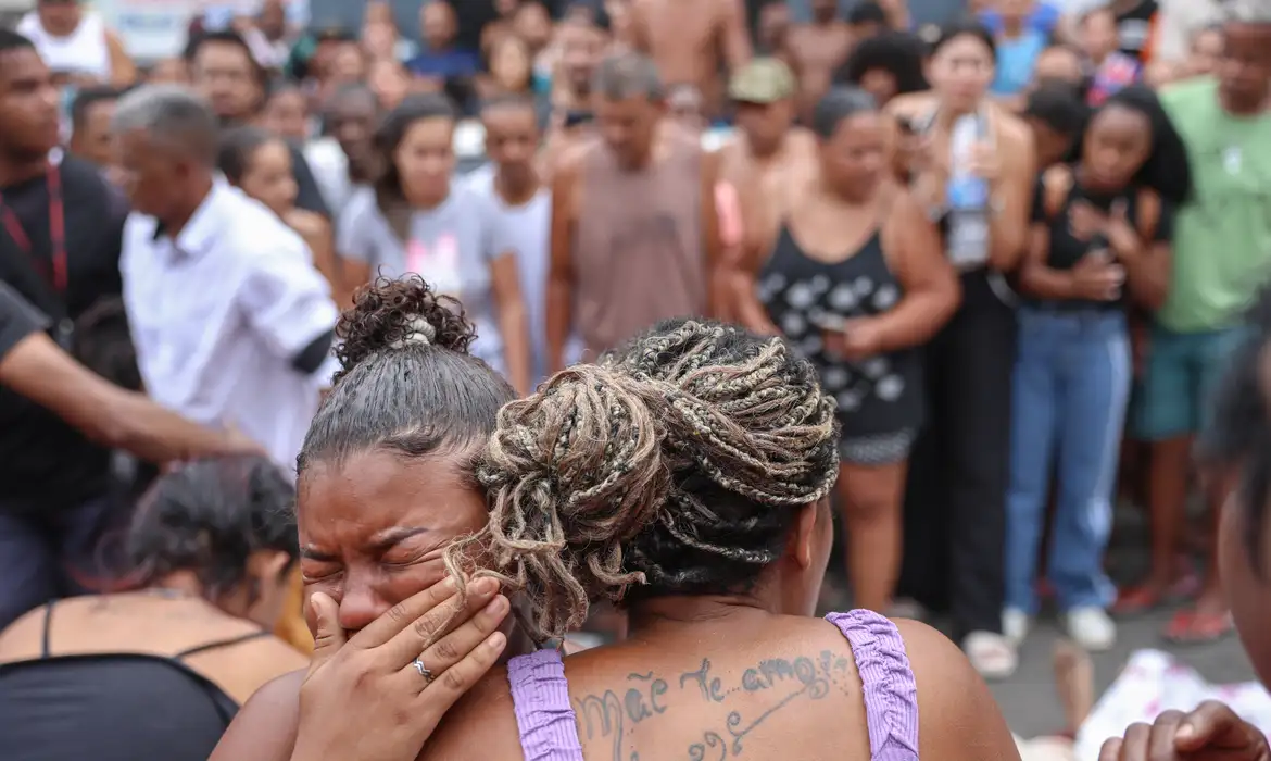 Psicanalista Vera Iaconelli afirmou que o trauma da violência nas favelas se acumula historicamente e impede que a sociedade elabore o luto