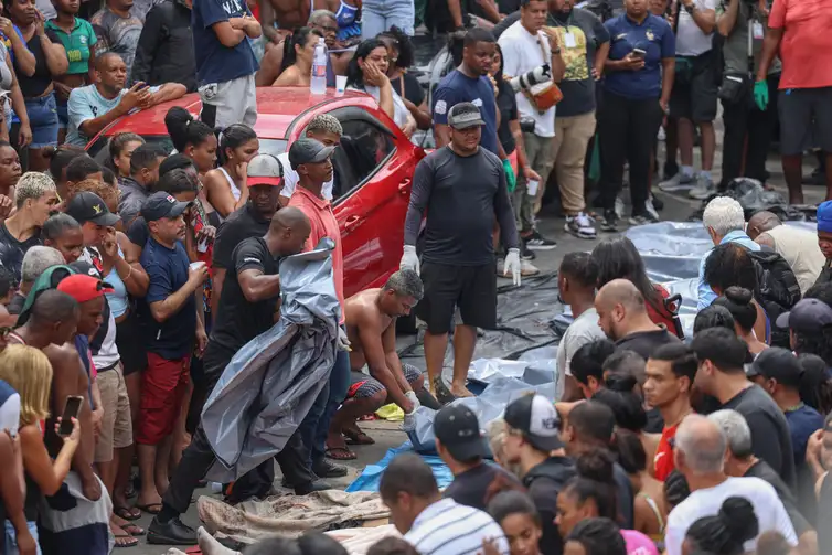 Moradores retiram corpos após operação policial nos complexos da Penha e do Alemão