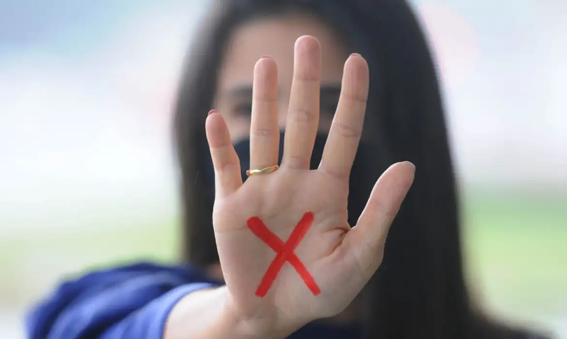 A imagem ilustra o combate a violência contra a mulher