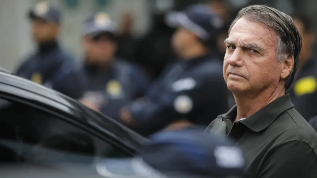 Bolsonaro e quatro militares foram presos e começaram a cumprir penas por tentativa de golpe de Estado