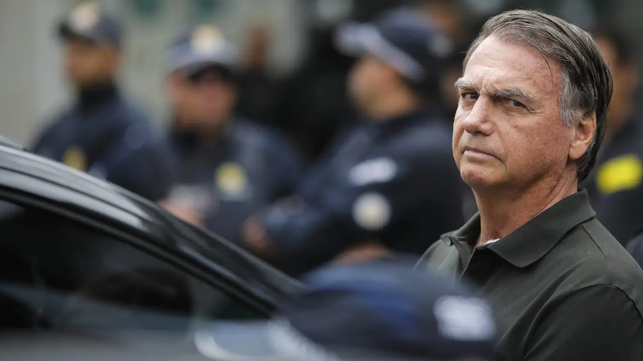 Bolsonaro e quatro militares foram presos e começaram a cumprir penas por tentativa de golpe de Estado