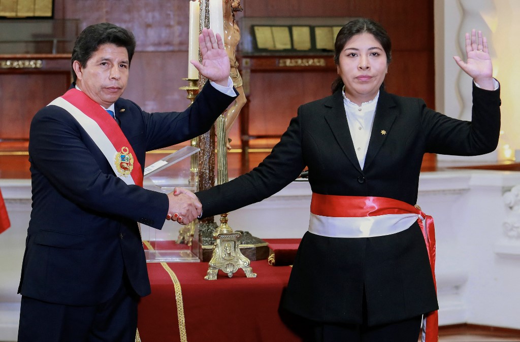 (FILES) This handout picture released by the Peruvian Presidency on November 25, 2022 shows then Peruvian President Pedro Castillo (L) swearing in Betssy Chavez (R) as Prime Minister, in Lima. Peru's government on November 3, 2025, said it had cut off diplomatic relations with Mexico for granting asylum to former prime minister Betssy Chavez who is being investigated as co-author of the alleged 2022 coup attempt by then president Pedro Castillo. (Photo by Luis Iparraguirre / Peruvian Presidency / AFP) / RESTRICTED TO EDITORIAL USE - MANDATORY CREDIT "AFP PHOTO / PERUVIAN PRESIDENCY / LUIS IPARRAGUIRRE" - NO MARKETING NO ADVERTISING CAMPAIGNS - DISTRIBUTED AS A SERVICE TO CLIENTS